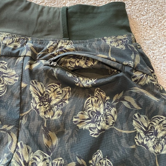 Athleta Trekkie North Printed High Waist Olive Green/Black Shorts, Floral, Sz 4 - Picture 8 of 13